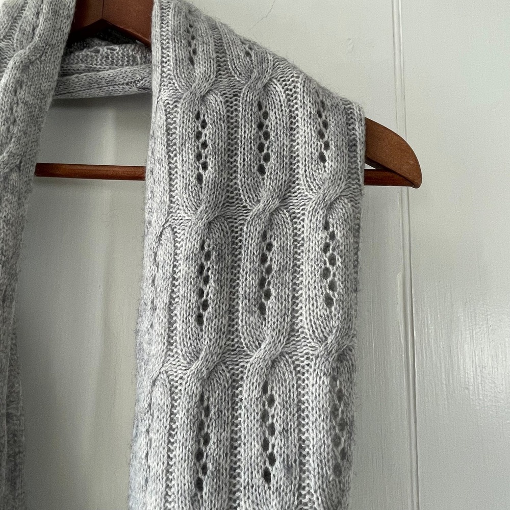 Celeste Women Gray Cable Knit Infinity Loop Scarf Soft Wool Cashmere Blend EUC - Picture 2 of 5